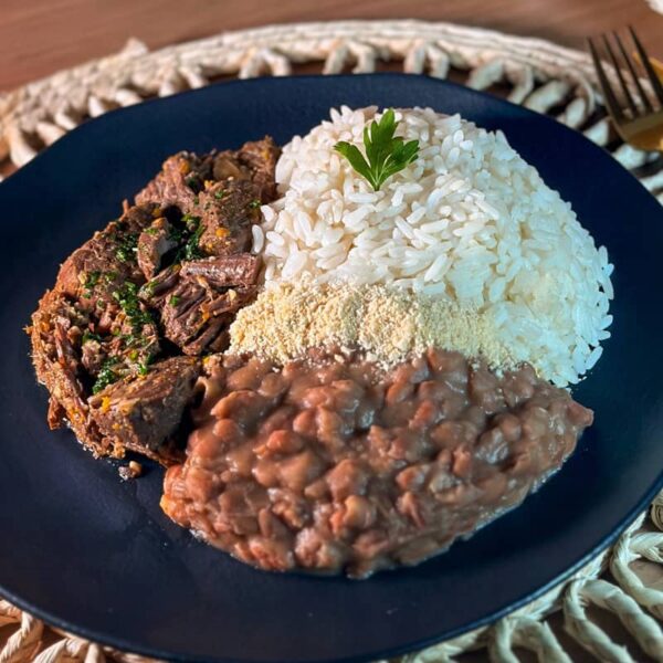 refeição chefcot carioquinha do cardápio fitness Ingredientes: patinho em cubos, arroz parboilizado, feijão carioca e farofa.