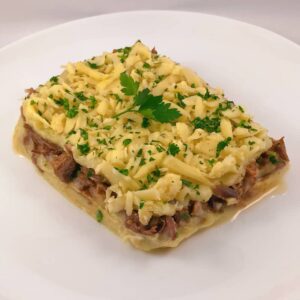 refeição chefcot escondidinho de patinho desfiado do cardápio fitness Ingredientes: patinho desfiado, purê de batata doce, mussarela e salsinha.