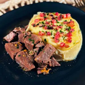 refeição chefcot patinho de panela com purê e bacon do cardápio fitness Ingredientes: patinho de panela, purê de batata doce, bacon, mussarela e salsinha.